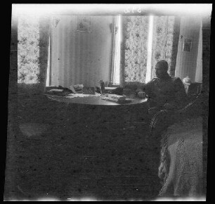 Fresnes-les-Montauban (Dep. Pas-de-Calais, Frankreich): Hauptmann Gaul in seinem Zimmer an seinem Tisch