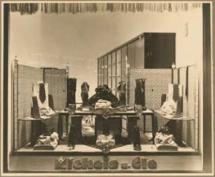 Geschäftsräume Michels u. Cie, Kurfürstendamm, Berlin-Charlottenburg: Aussenaufnahme Schaufenster mit Dekoration: Seidenkrawatten und Seidentücher
