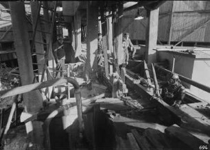 Industrie-Kraftwerk. Taucher mit Helmtauchgerät und Sicherheitsposten bei Arbeiten am Gefluder : Lauta (Niederlausitz). Industrie-Kraftwerk. Taucher mit Helmtauchgerät und Sicherheitsposten bei Arbeiten am Gefluder