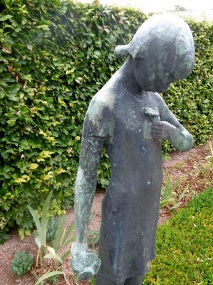Kind mit Blume