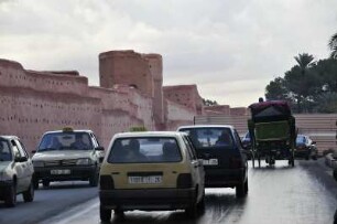 Stadtmauer in Marrakesch : Straßenverkehr an der historischen Stadtmauer von Marrakesch, aufgenommen am 03.11.2008