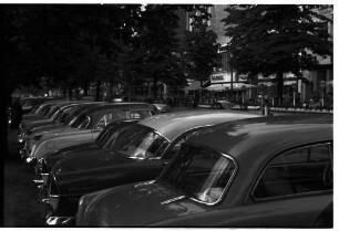 Düsseldorf: Parkplatz, Autos von hinten