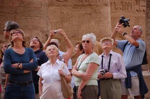Luxor - Menschen im Säulensaal von Karnak : Touristen im Säulensaal von Karnak, Luxor, aufgenommen 2006