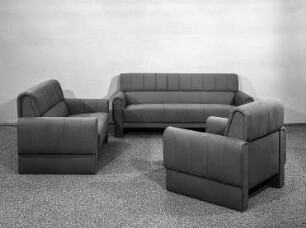 Sitzgruppe : Leipzig. Leipziger Herbstmesse (Vormesse), 1986. Sitzgruppe. Holz, Polsterung mit Mischgewebebezug, lila (1986;VEB Thüringer Möbelkombinat Suhl)