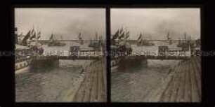 Dampfer an der Anlegestelle mit Blick zur alten Rheinbrücke, Mainz