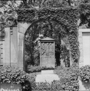 Wandgrabmal der Familie Bienert : Wandgrabmal der Familie Bienert. Sandstein (1897; R. Henze). Anbau mit Bogen und Denkmal für die Gefallenen des 1. Weltkrieges (nach 1918). Dresden-Plauen, Innerer Plauener Friedhof Altplauen