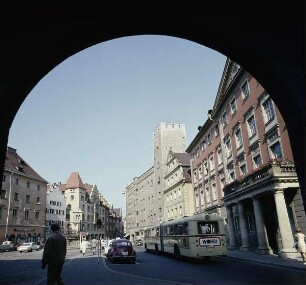 Regensburg. Straßenflucht mit dem Gasthaus Goldenes kreuz