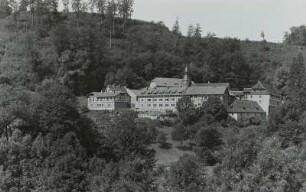 Rodeberg, Kloster Zella : Rodeberg. Kloster Zella (ehemaliges Benediktiner-Nonnen-Kloster, 12. Jahrhundert), heute evangelisches Alten- und Pflegeheim. Gesamtanlage in der Landschaft