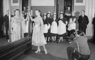 Modeaufnahmen, eine Frau im eleganten Kleid wird fotografiert, Fotograf: Roger Rössing (?)