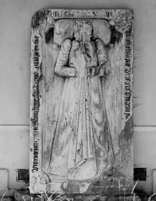 Grabplatte einer Frau (1586)