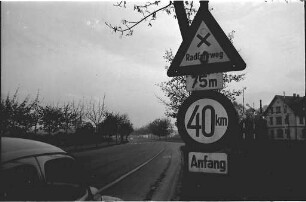 Verkehrsschilder an einer gefährlichen Kreuzung beim Rüppurrer Schloss.