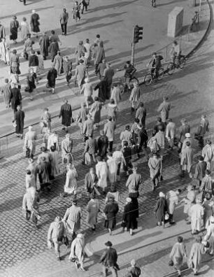 Hamburg-Altstadt. Menschengewirr am Fußgängerüberweg Stephansplatz an der ehemaligen Oberpostdirktion