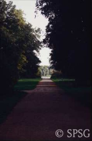 Potsdam, Park Sacrow, Ehemalige Kastanienallee mit Blick zum Maschinenhaus Glienicke.