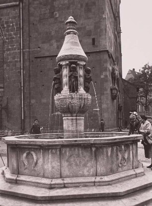 Bremen, Liebfrauenkirche : Bremen. Markusbrunnen (Muschelkalk), im Hintergrund Liebfrauenkirche