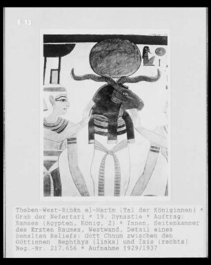 Gott Chnum zwischen den Göttinnen Nephthys und Isis