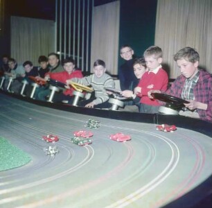 Minimobile-Rennen. Kinder beim Spiel mit der Rennbahn