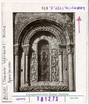 Aulnay, St. Pierre: Apsis, Chorfenster, Umrahmung