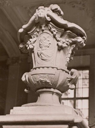Friedrich August I. der Starke, Kurfürst von Sachsen : Radmeritz, Schloss Joachimstein, Steinvse mit dem Reliefmedaillon mit dem Bildnis Friedrich August I. der Starke, Kurfürst von Sachsen