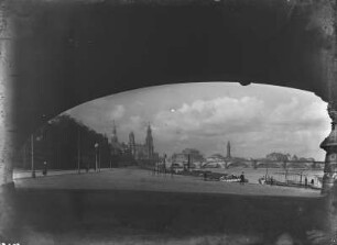 Dresden, Altstadt : Dresden. Blick von einem Bogenpfeiler der Carolabrücke zum Terrassenufer