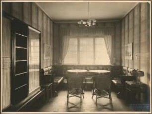 Gemeindehaus der St.Laurentius-Kirchengemeinde, Am Generalshof, Berlin-Köpenick: Innenaufnahme Spiel- und Leseraum mit Bank, Stühlen, Tisch und Schrank (vermutlich Zugang von Jugendheim 2)