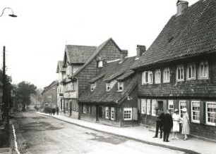 Clausthal-Zellerfeld, Goslarer Straße. Straßenansicht mit Passanten