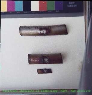Materialproben mit sichtbaren Schadstellen