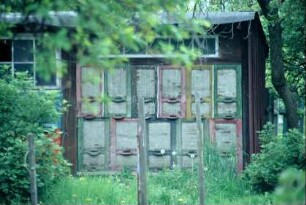 Bienenhaus in einem Garten