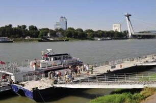 Passagiere steigen aus : Passagiere verlassen am Donaukai ein aus Wien gekommenes Schnellboot. Aufgenommen am 1. September 2009 in Bratislava