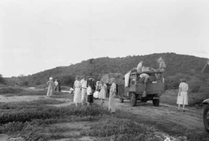 Die Kap-Kairo-Straße zwischen Iringa und Dodoma : Expeditionsgruppe mit Lastwagen auf der Kap-Kairo-Straße zwischen Iringa und Dodoma während der Regenzeit
