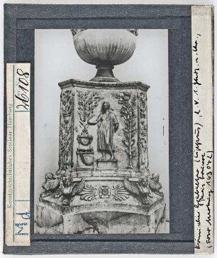 Paris, Louvre: Römischer Grabaltar (Cippus)