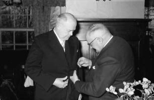 Freiburg: Jägerhäusle; Minister Leibfried überreicht das Bundesverdienstkreuz I. Klasse; steckt es an