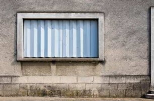 Frankreich. Aquitaine. Gironde. Sauveterre de Guyenne. Hausfassade und geschlossener Fensterladen