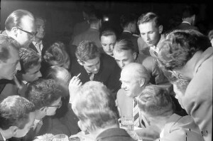 9. Tagung 1959 Physiker; Studentenabend Stadthalle Lindau: Werner Heisenberg im Kreise von Studenten