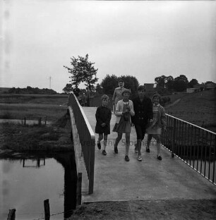 Klein Barnitz: Brückenbau: Fußgängerbrücke: Einweihung: im Vordergrund Kindergruppe: dahinter Gertrud Knaack
