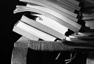 Bücher auf einem Stuhl : Sammlung Egidio Marzona vor dem Umzug ins Archiv der Avantgarden, Staatliche Kunstsammlungen Dresden