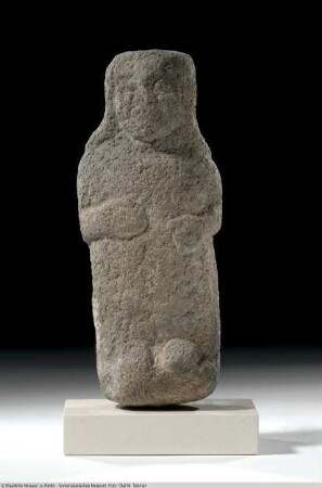 Statuette einer Frau mit angewinkelten Armen