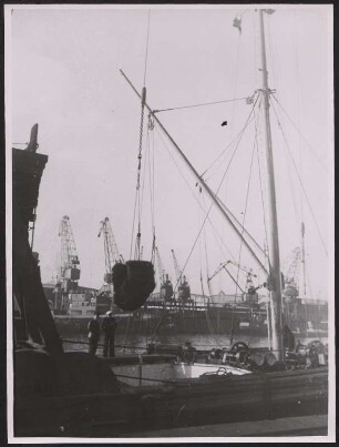 Ladeszene am Überseehafen Bremen