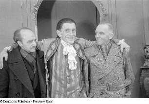 Szenenbilder eines Theaterstücks mit Walter Schramm : Sommer 1947
