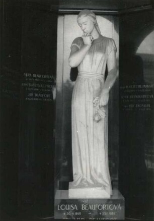 Wandgrabmal der Familie Beaufort : Wandgrabmal der Familie Beaufort (wohl nach 1928; O. Švec). Detail: Statue einer Trauernden mit Rose. Sandstein, Gabbro, Marmor. Prag-Vyšehrad, Friedhof Vyšehrad