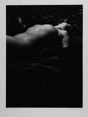 Im Wald : Im Wald III (Liegender Frauenakt). Fotografie; 50,2 x 35 cm Blattgröße, 38,6 x 29 cm Bildgröße. 1979