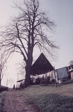 Erzgebirge. Wohnhaus mit Wäsche auf der Leine