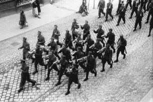 Deva: Rumänische Soldaten marschieren, von oben gesehen
