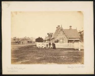 Photographs New South Wales, The Railways of New South Wales: Western Line, Bowenfels Station, Ansicht Bahnhofsgebäude und Wohngebäude im Vordergrund