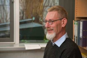 Porträt Perk Loesch, Fachreferent der SLUB : Porträt des Kunstwissenschaftlers Perk Loesch, Fachreferent und von 1996 bis 2019 Leiter der Handschriftenabteilung an der Sächsischen Landesbibliothek – Staats- und Universitätsbibliothek Dresden (SLUB). Aufnahme an seinem Schreibtisch