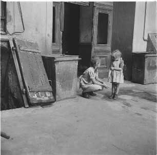 Spielende Kinder in einem Hinterhof : Berlin-Mitte. Ackerstraße. Spielende Kinder in einem Hinterhof