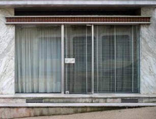 Frankreich. Bourgogne. Saone et Loire. Cuisery. Marmorfassade. Geschlossen