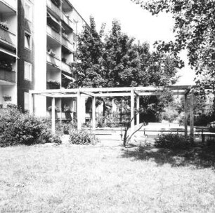 Cottbus-Sandow, Artur-Becker-Straße (Muskauer Straße). Wohnblock (um 1970). Balkonseite über Grünanlage mit Pergola