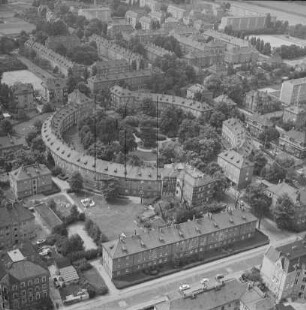 Bebauung um den Kirchplatz in Dresden-Laubegast : Blickrichtung Westen