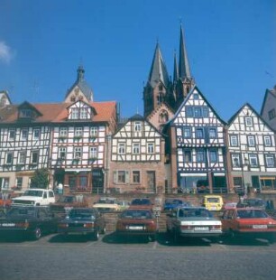 Gelnhausen. Untermarkt mit restaurierten Fachwerkhäusern. Blick zu den Türmen der Marienkirche