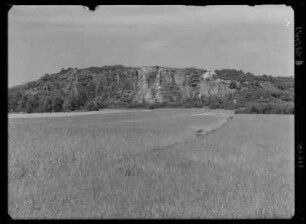 vermutlich Leipziger Land. Steinbruch, tektonisch stark gestörtes Grundgebirge (wohl gebankter Granit?). Blick über Feldfluren